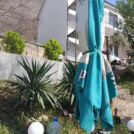 Kuca Pored Jezera